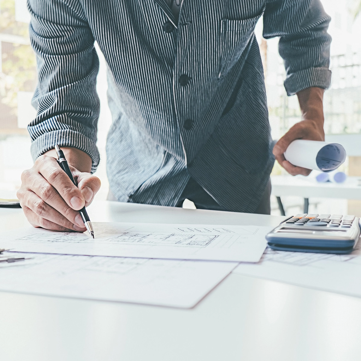 Personne écrivant sur une feuille de papier